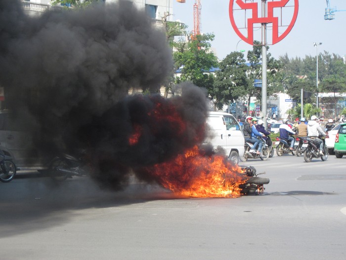 Hình ảnh chiếc SH bốc cháy dữ dôi trên phố Kim Mã chiều ngày 12/12 độc giả ghi lại.